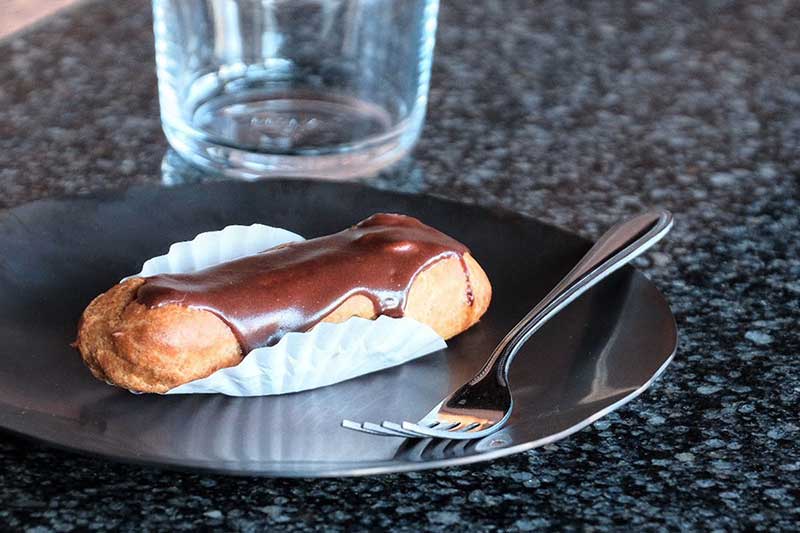 チョコレートがけのエクレア