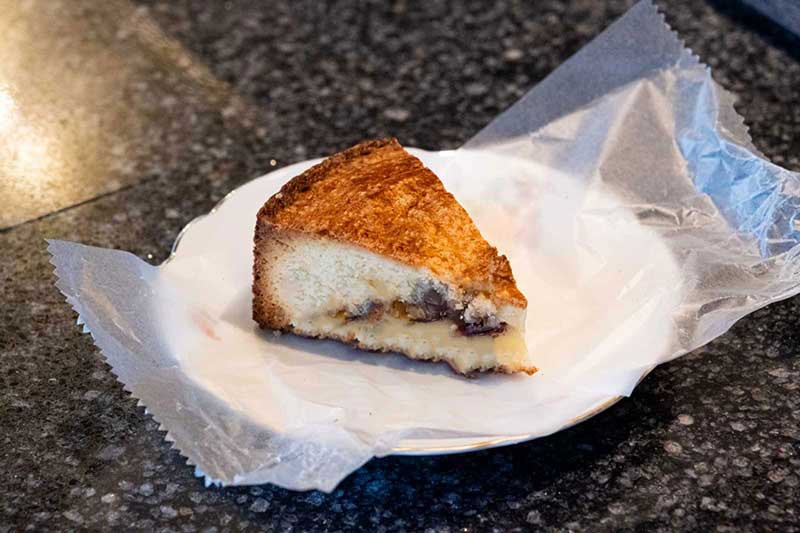 紙にのせた焼き菓子のひと切れ